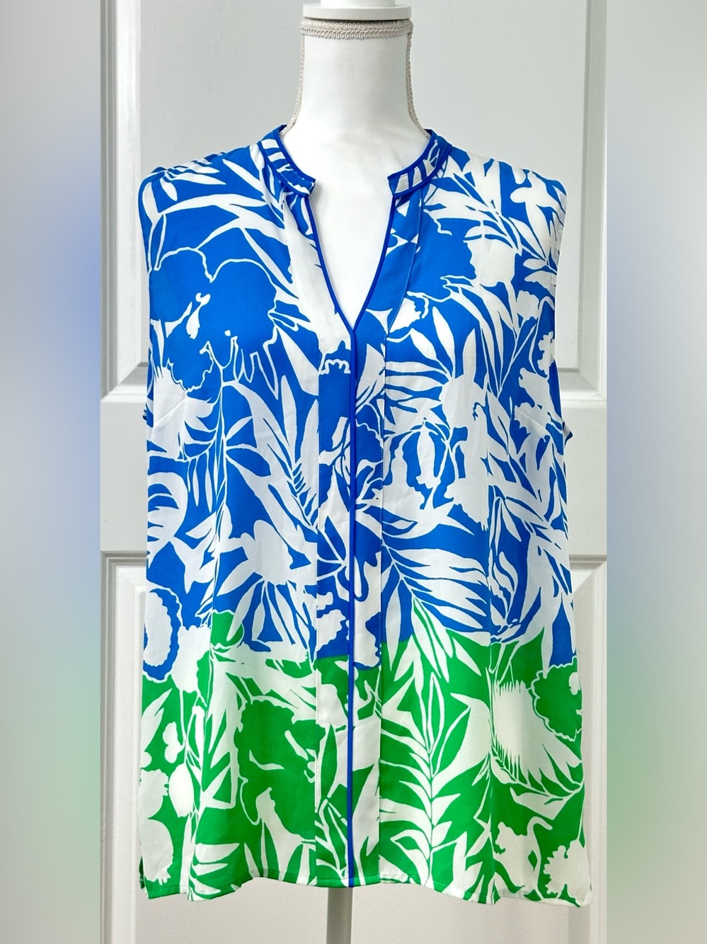 Nautica Blue, White & Green Floral V-Neck Sleeveless Camisole XL